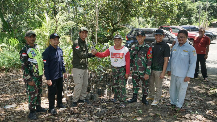 Penanaman Bibit Pohon Ulin di Hutan Desa Kaliau Kecamatan Sajingan Besar