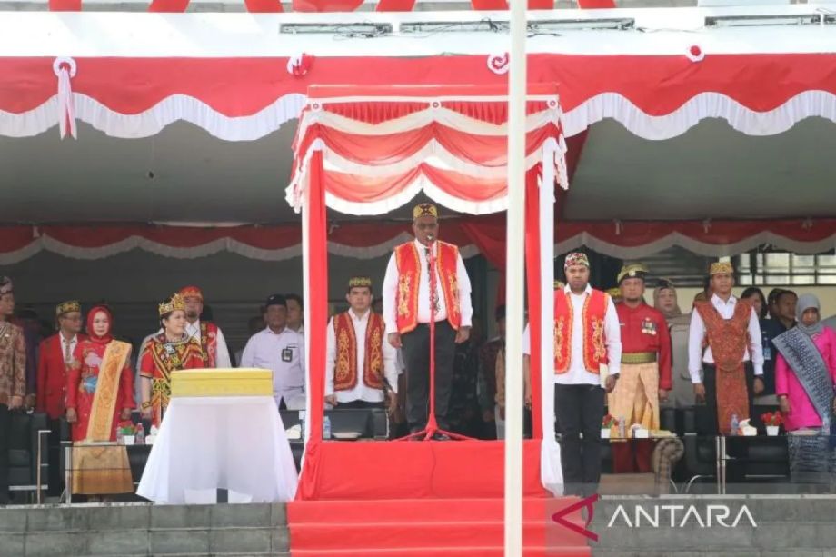 Wamendagri John Wempi Wetipo saat menjadi inspektur upacara peringatan HUT Ke-79 Kemerdekaan Republik Indonesia di Lapangan Pasar PLBN Kecamatan Entikong, Kabupaten Sanggau, Kalimantan Barat, Sabtu 17 Agustus 2024